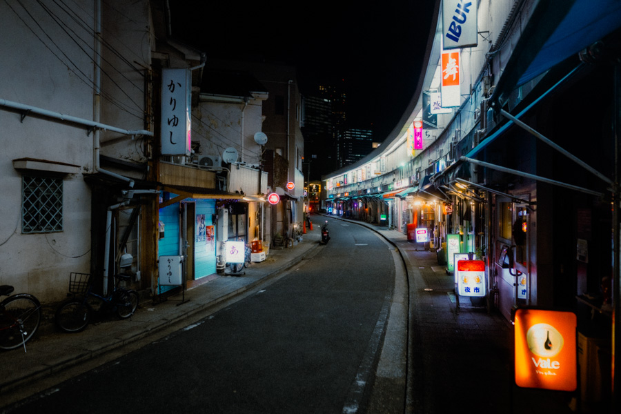 Porta luminosa, street photography a Yokohama